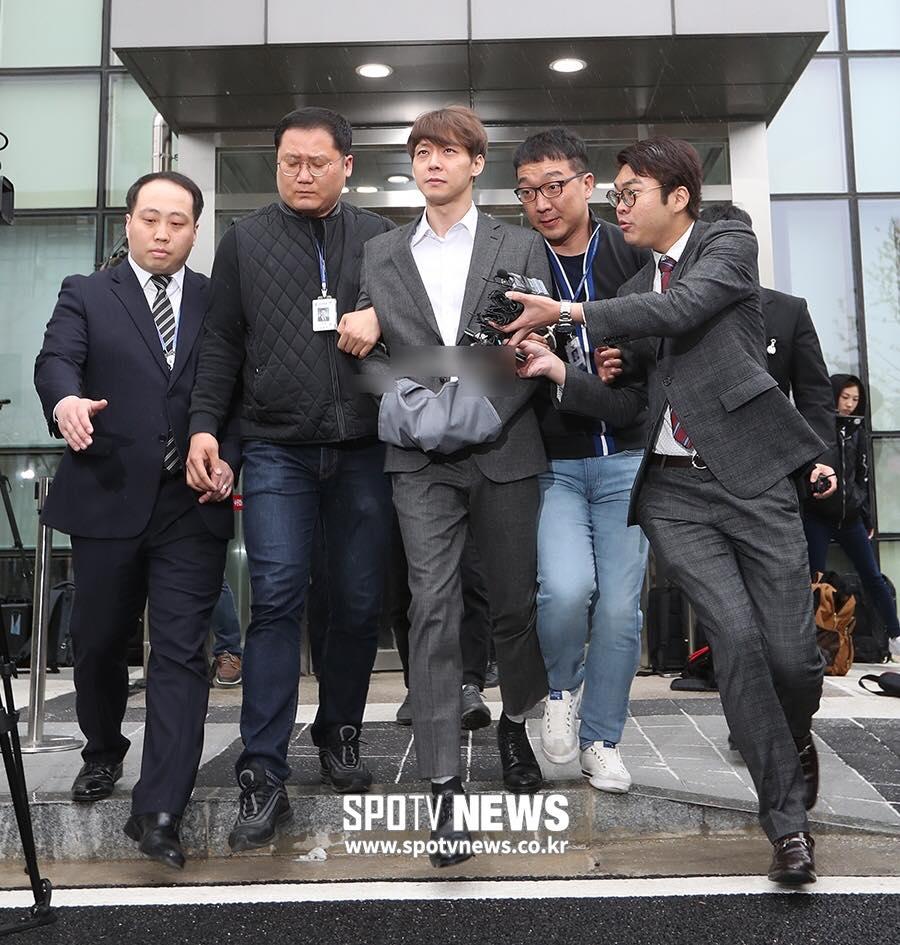 Hoàng tử gác mác Park Yoochun bị cảnh sát còng tay áp giải và ước tính 7 năm tù giam-2