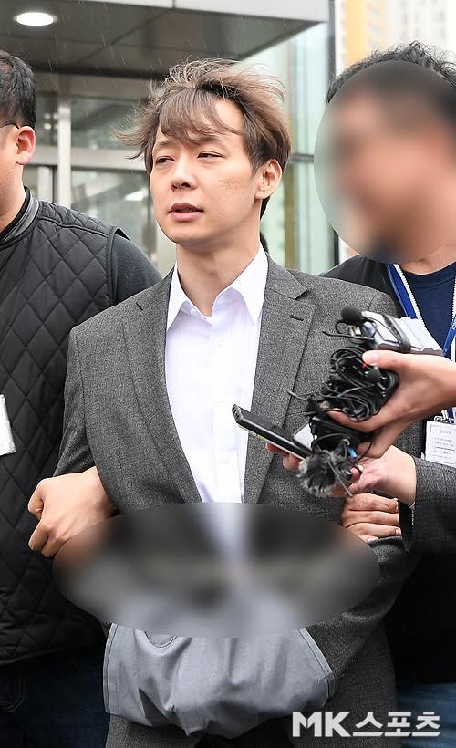 Hoàng tử gác mác Park Yoochun bị cảnh sát còng tay áp giải và ước tính 7 năm tù giam-3