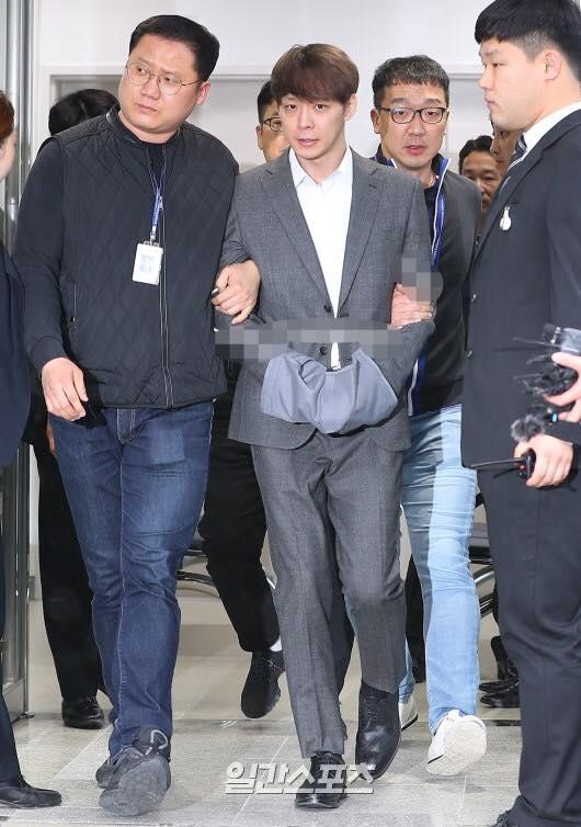 Hoàng tử gác mác Park Yoochun bị cảnh sát còng tay áp giải và ước tính 7 năm tù giam-4