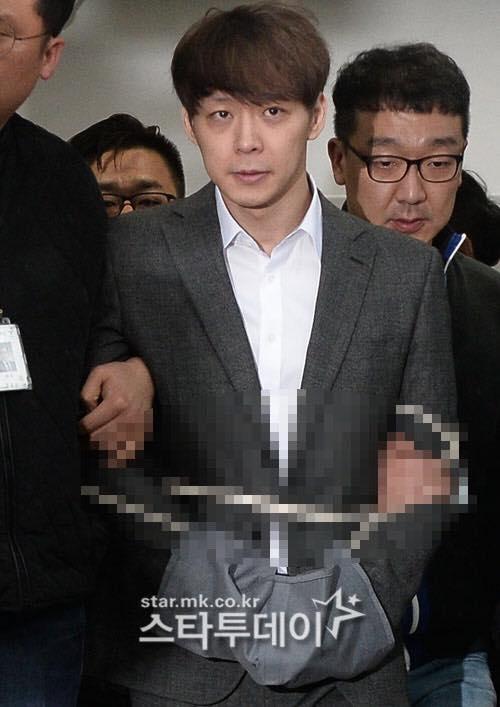 Hoàng tử gác mác Park Yoochun bị cảnh sát còng tay áp giải và ước tính 7 năm tù giam-5