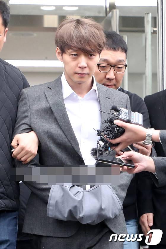 Hoàng tử gác mác Park Yoochun bị cảnh sát còng tay áp giải và ước tính 7 năm tù giam-6