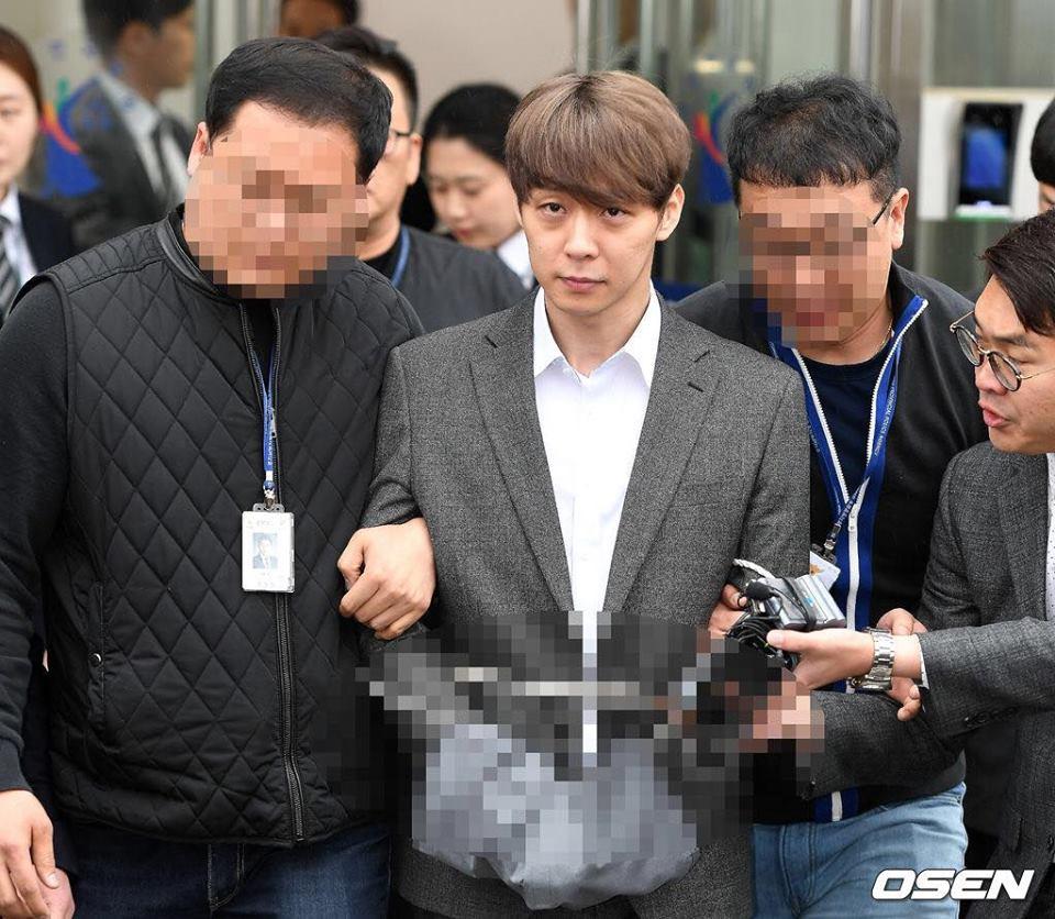 Hoàng tử gác mác Park Yoochun bị cảnh sát còng tay áp giải và ước tính 7 năm tù giam-7