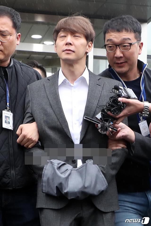 Hoàng tử gác mác Park Yoochun bị cảnh sát còng tay áp giải và ước tính 7 năm tù giam-9