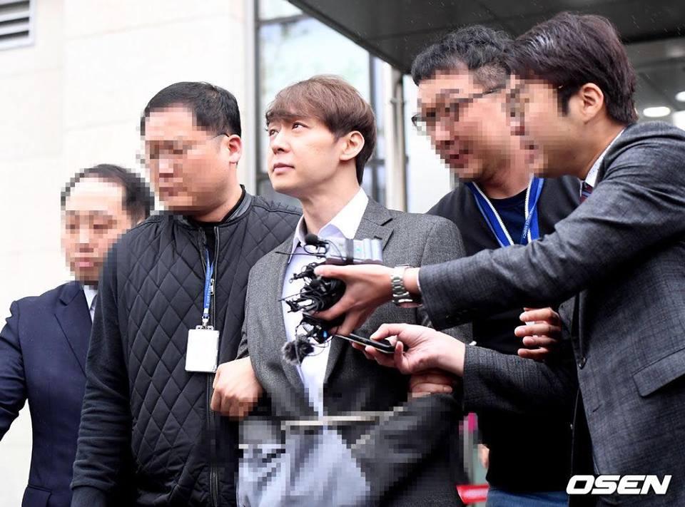 Hoàng tử gác mác Park Yoochun bị cảnh sát còng tay áp giải và ước tính 7 năm tù giam-10