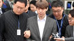 'Hoàng tử gác mác' Park Yoochun bị cảnh sát còng tay áp giải và ước tính 7 năm tù giam