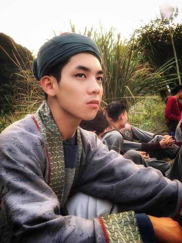 Xuất hiện ‘lấp ló’ gần… 2 giây, chàng người hầu trong MV mới của Chi Pu được cư dân mạng ráo riết tìm info-3