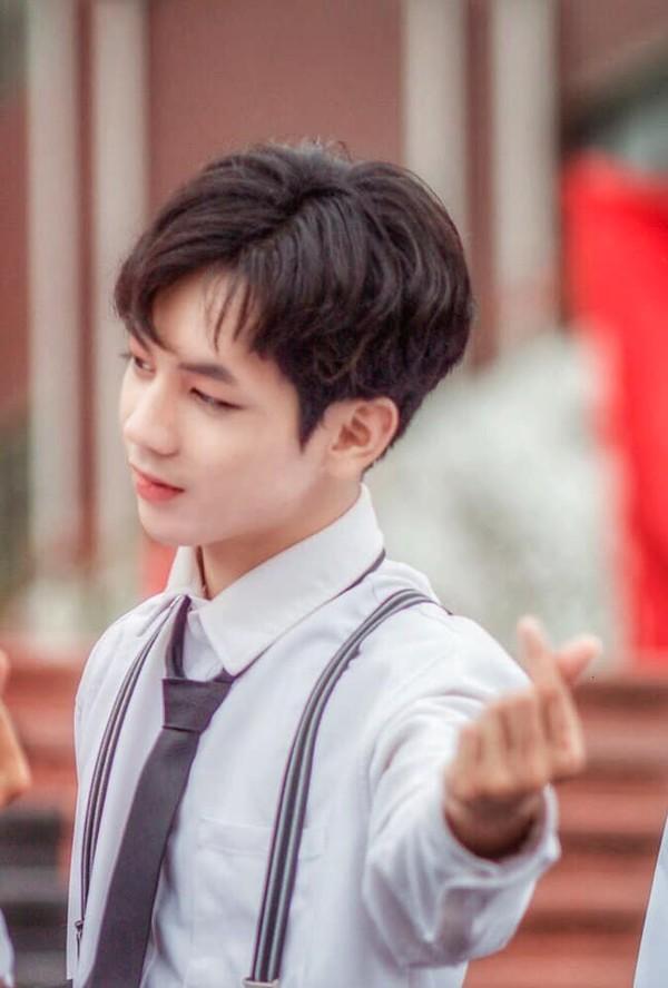 Xuất hiện ‘lấp ló’ gần… 2 giây, chàng người hầu trong MV mới của Chi Pu được cư dân mạng ráo riết tìm info-5