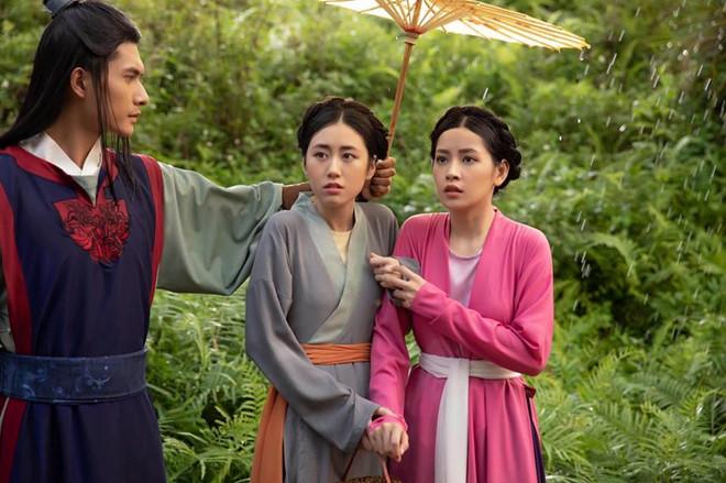 Chàng thị vệ 9X: Mình bị dị ứng vì đội mưa che ô cho Chi Pu-1