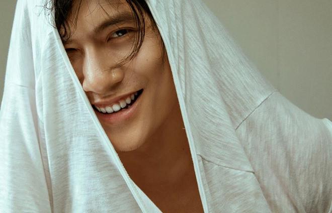 Chàng thị vệ 9X: Mình bị dị ứng vì đội mưa che ô cho Chi Pu-5