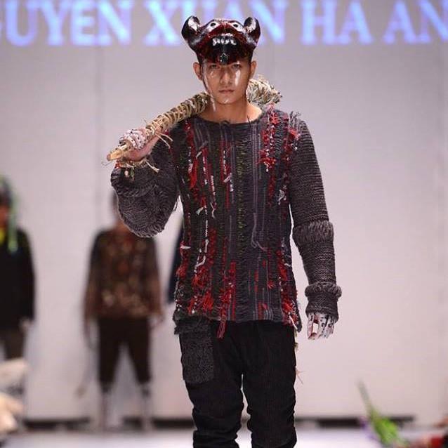 Chàng thị vệ 9X: Mình bị dị ứng vì đội mưa che ô cho Chi Pu-16