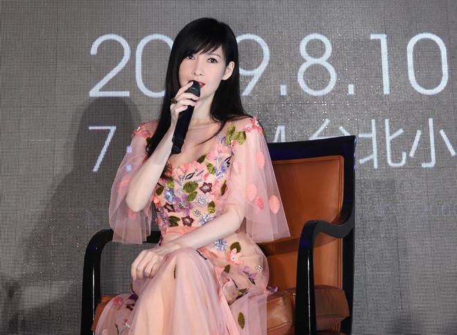 Châu Huệ Mẫn: Tôi thà sống với 20 con mèo còn hơn sinh một đứa trẻ-11