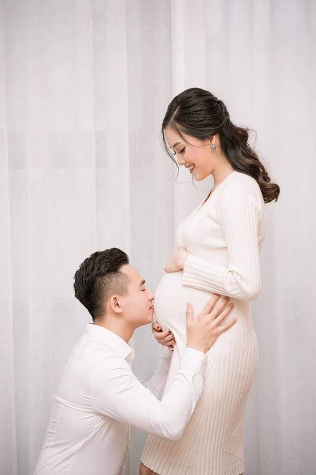 Lộ ngoại hình em bé mới sinh của Tố Như và hotboy cảnh sát, dân tình xuýt xoa: Con nhà tông không giống lông cũng giống cánh-1