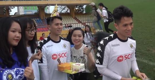 Bị fans nữ vây kín trong ngày sinh nhật, Đình Trọng ngượng ngùng nhận quà khiến người xem bật cười người đâu đáng yêu thế-1