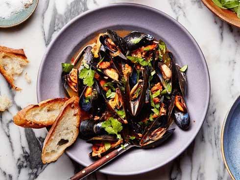 Đổi bữa cho gia đình với món vẹm hấp bia trong ngày lễ