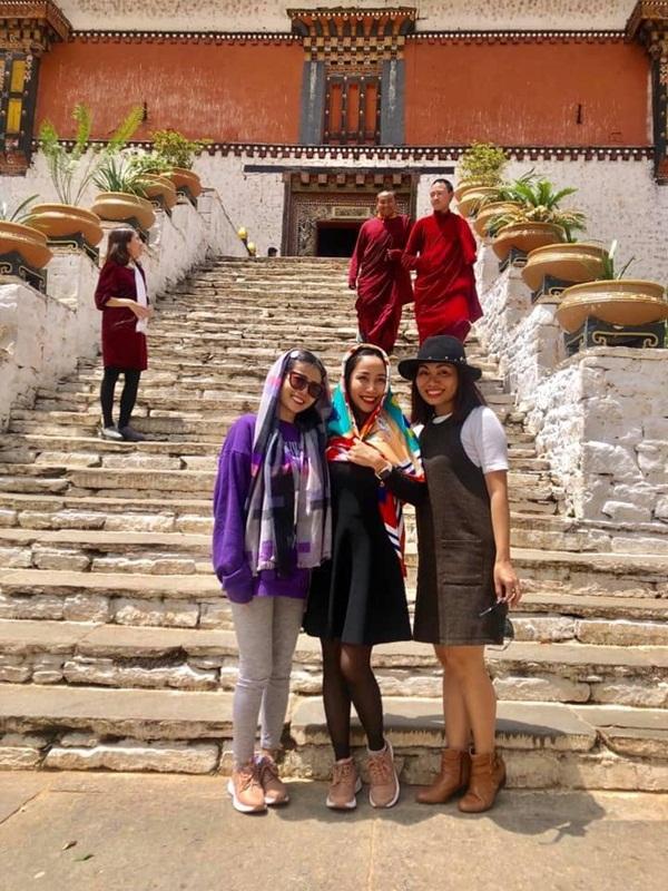 Vui chơi không quên nhiệm vụ: Ốc Thanh Vân dù đi du lịch cùng Mai Phương vẫn tranh thủ livestream bán hàng-3