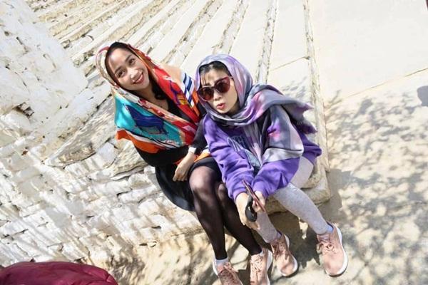 Vui chơi không quên nhiệm vụ: Ốc Thanh Vân dù đi du lịch cùng Mai Phương vẫn tranh thủ livestream bán hàng-5