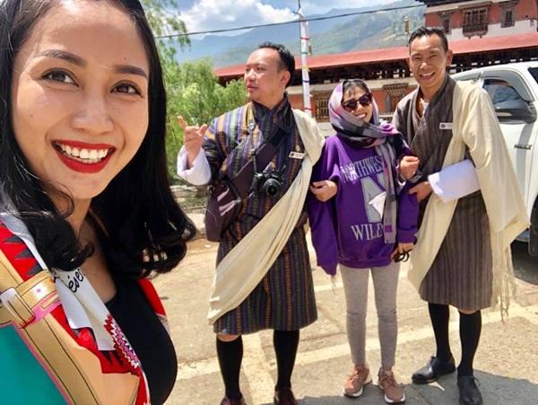 Vui chơi không quên nhiệm vụ: Ốc Thanh Vân dù đi du lịch cùng Mai Phương vẫn tranh thủ livestream bán hàng-7