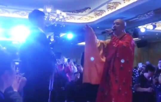 Đường Tăng Từ Thiếu Hoa mặc áo cà sa diễn tụ điểm bình dân ở tuổi 61-1