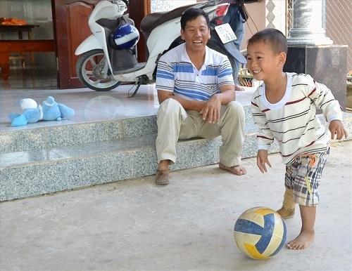 Bị văng ra khỏi bụng mẹ, mất một chân sau vụ tai nạn thảm khốc, thai nhi ở An Giang thay đổi ra sao sau 3 năm?-9