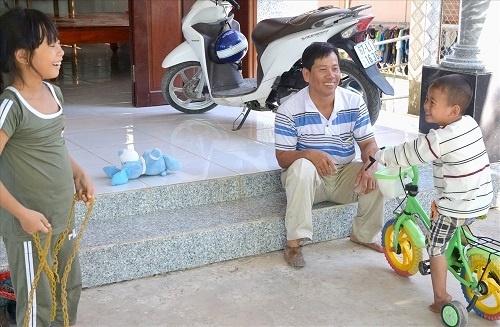 Bị văng ra khỏi bụng mẹ, mất một chân sau vụ tai nạn thảm khốc, thai nhi ở An Giang thay đổi ra sao sau 3 năm?-5