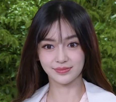 Angela Baby lộ gương mặt méo xệch, mắt to như hai con ốc nhồi nhìn chẳng khác nào búp bê hư-3