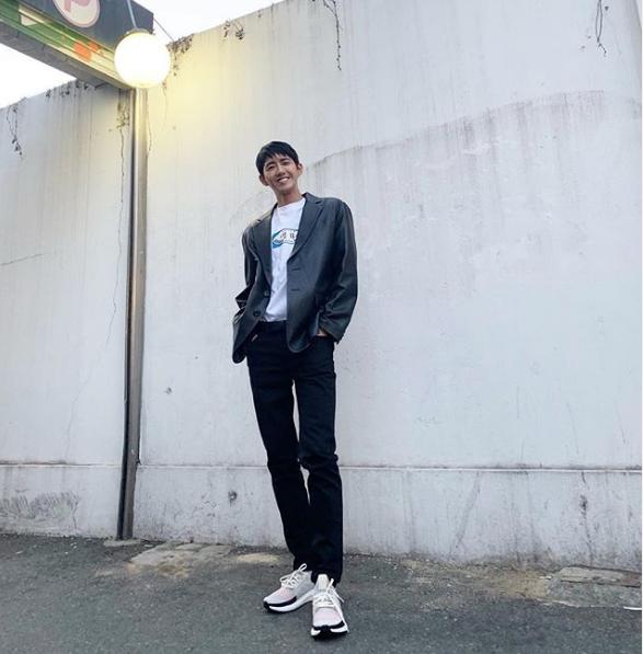 Nam idol Hàn Quốc mất 30.000 follow Instagram chỉ vì ham hố sống ảo, nghiện kéo dài chân-2