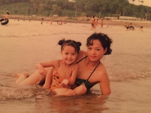 Khoe ảnh ngày bé, 'My sói' Thu Quỳnh hé lộ nhan sắc mẹ ruột thời trẻ đẹp đến ngỡ ngàng