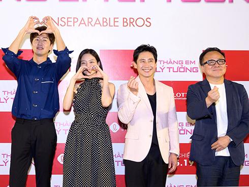 Fan nữ được người yêu cõng lên để có thể nhìn thấy hươu cao cổ Lee Kwang Soo-15