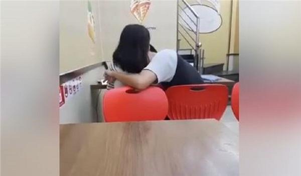 Đôi nam nữ vô tư hôn hít, sờ soạng nhau như thể trái đất này chỉ có 2 chúng mình trong cửa hàng-1