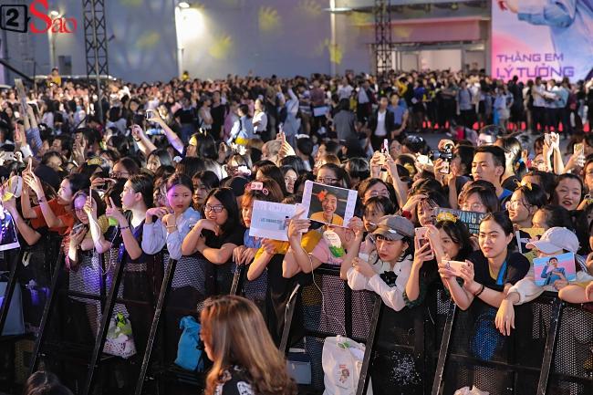 Fan nữ được người yêu cõng lên để có thể nhìn thấy hươu cao cổ Lee Kwang Soo-1