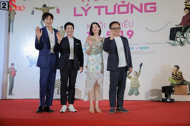 Fan nữ được người yêu cõng lên để có thể nhìn thấy hươu cao cổ Lee Kwang Soo-2