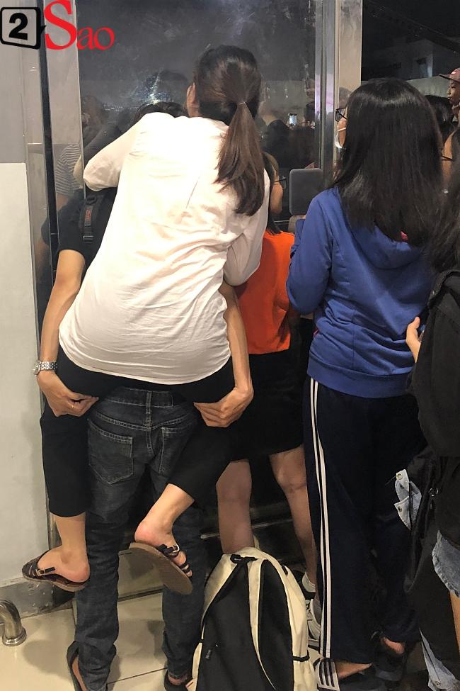 Fan nữ được người yêu cõng lên để có thể nhìn thấy hươu cao cổ Lee Kwang Soo-7