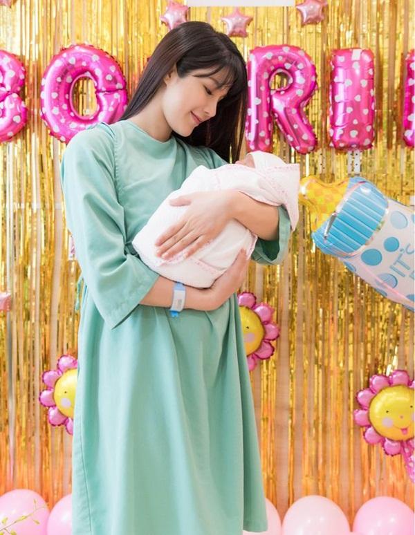 Bầu lần hai khi con đầu lòng chưa kịp lớn, Diệp Lâm Anh đang trên đà soán ngôi mỹ nhân sinh nở của bà xã Lý Hải-2