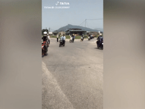 Clip sốc: Đang đổ đèo, nữ phượt thủ văng ra khỏi xe máy, ‘bay như chim’ xuống vực sâu-1