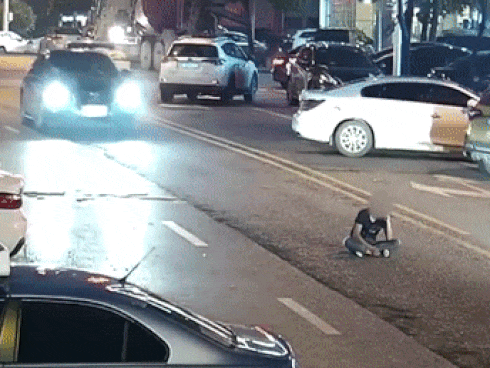 CLIP SỐC: Thanh niên say rượu, ‘chán sống’ ra giữa đường ngồi nghe điện thoại