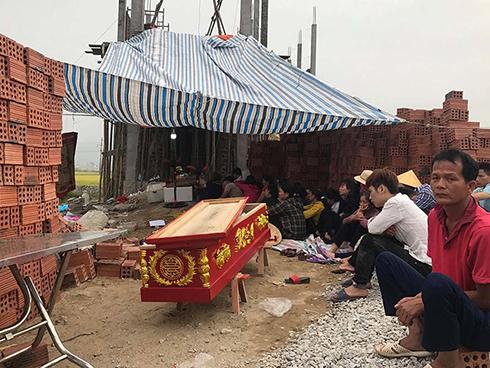 Tấn công bạn nợ tử vong, người thân mang quan tài đặt trước nhà