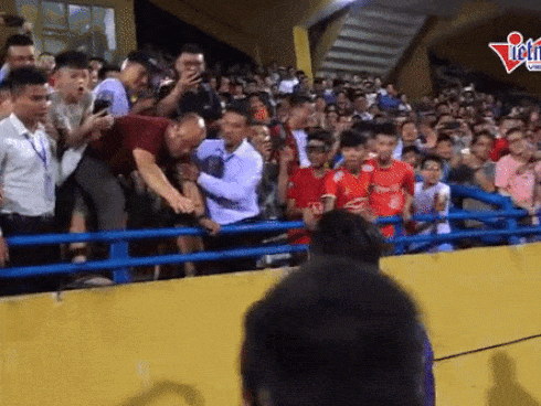 Hiếm có khó tìm như thầy Park: Trèo hẳn lên hàng rào bắt tay học trò khi làm 'cổ động viên' trên sân