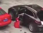 Video: Nam thanh niên nhẫn tâm lái ô tô chèn qua người bạn gái sau khi cãi vã