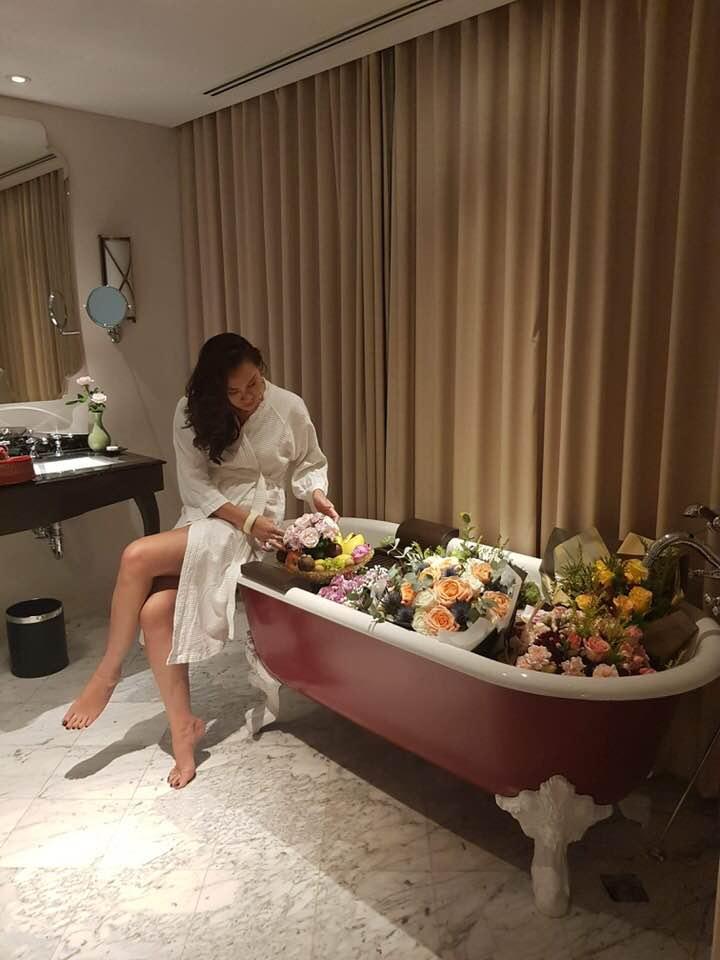 Chia tay người chồng tù tội, Hoa hậu Việt Nam lệch chuẩn nhất tận hưởng hôn nhân thứ hai đẹp như mơ giữa trời tây-7