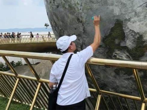 Thói quen 'lưu danh' của những người thích nổi tiếng theo cách xấu xí