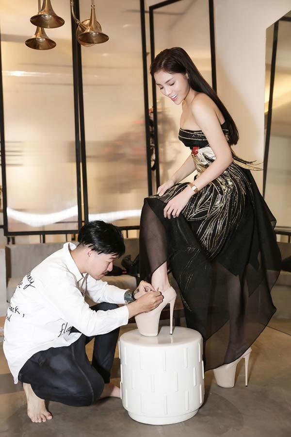 Những pha đi giày cáo gót nhìn muốn rợn tóc gáy của người đẹp Việt-7