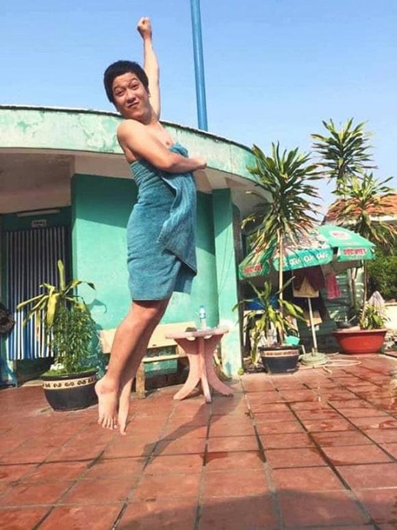 Sốc toàn tập với cảnh tượng Trường Giang quấn khăn tắm nửa vời bay lên như tiên nữ-1