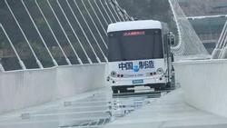 Thót tim xem xe bus không người lái đi trên cầu kính cao và dài nhất thế giới