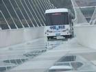 Thót tim xem xe bus không người lái đi trên cầu kính cao và dài nhất thế giới