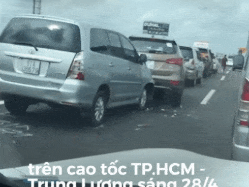 Clip: Chập điện phát nổ như pháo hoa tại công trường xây dựng sau trận mưa lớn-2