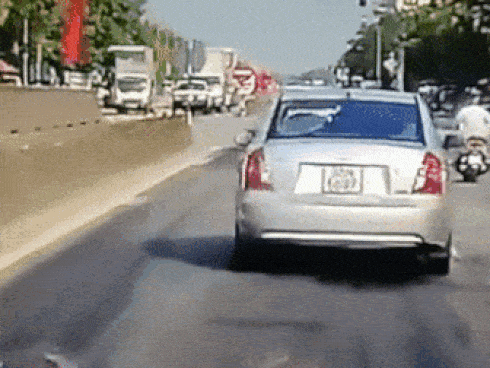 Clip: Chập điện phát nổ như pháo hoa tại công trường xây dựng sau trận mưa lớn-3