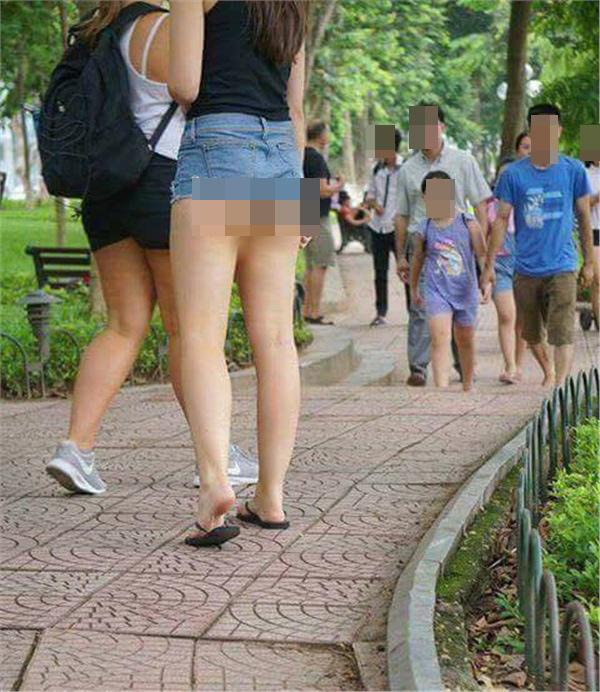 Mặc quần ngắn cũn cỡn mix cùng áo lót hở hang, cô gái khiến người nhìn nín thở khi đi lại rồi nhảy nhót trên phố Hà Nội-3