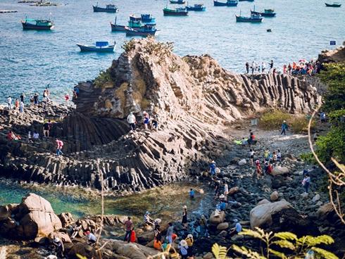 Hàng chục nghìn du khách chen nhau ngộp thở ở biển Sầm Sơn-10