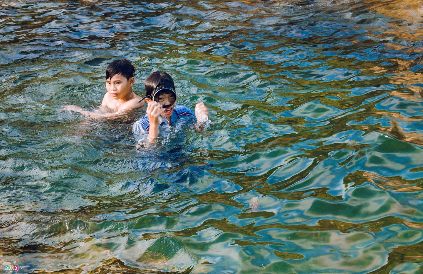 Gành Đá Đĩa đông đúc, hút khách giải nhiệt dịp nghỉ lễ-5