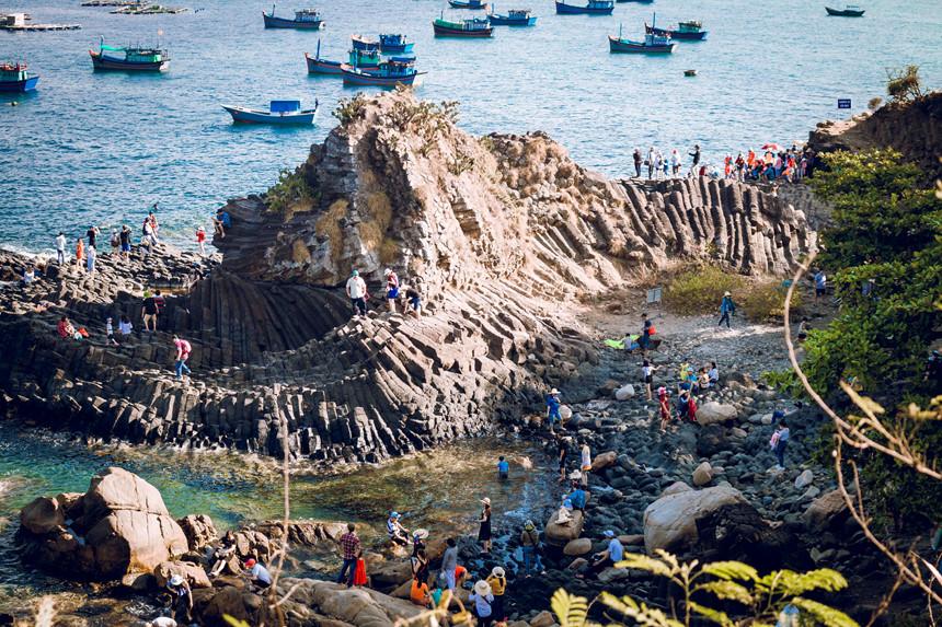 Gành Đá Đĩa đông đúc, hút khách giải nhiệt dịp nghỉ lễ-1